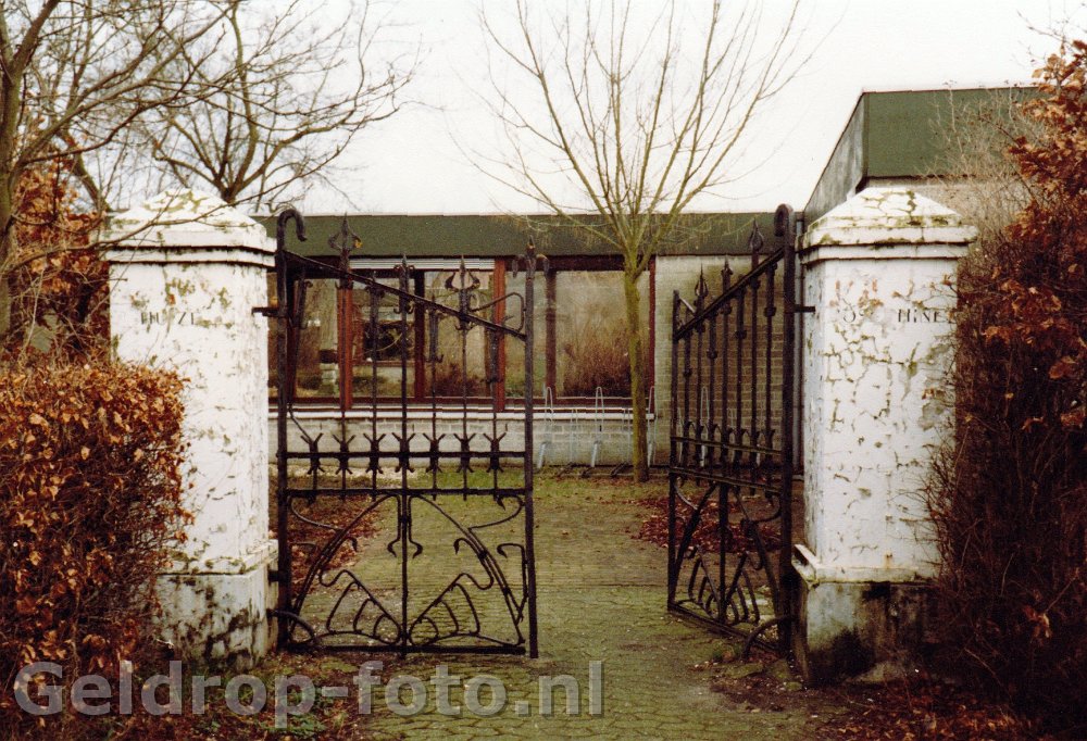 Josephinehof oude poort en bejaardenwoningen.jpg